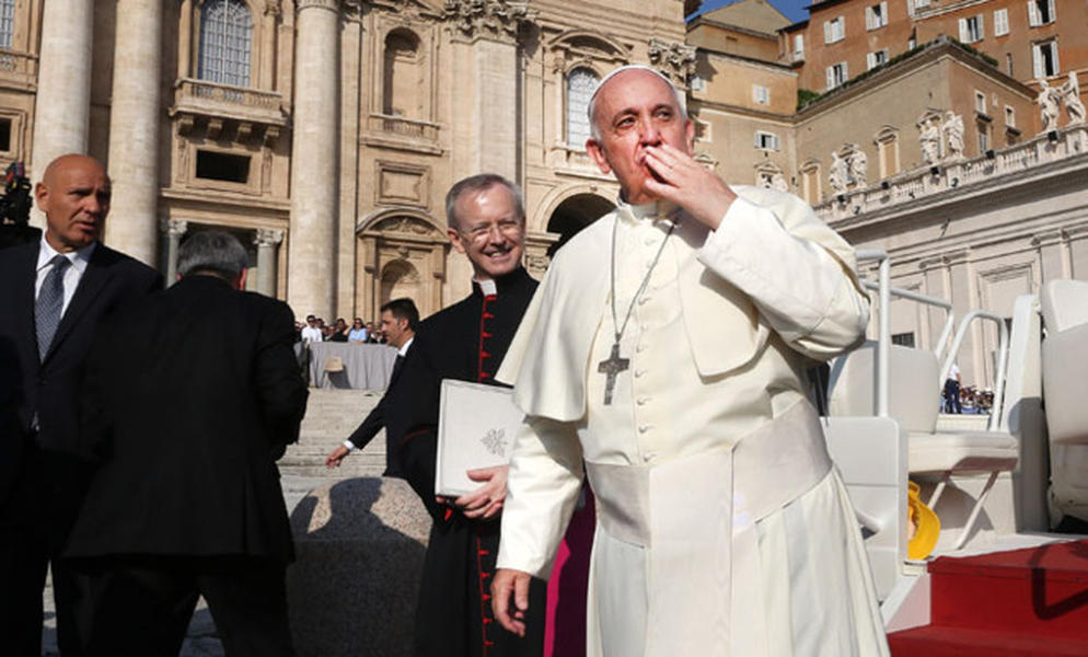 Pope Francis orders construction of showers for the homeless in St. Peter&#039;s Square