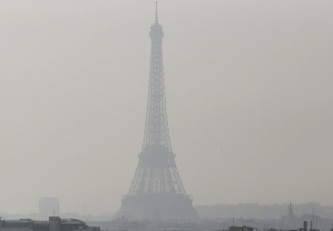 Here&#039;s what a polluted Paris looks like draped in smog