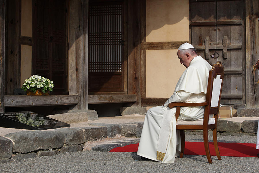 Pope Francis pauses for prayer at South Korean &#039;cemetery for abortion victims&#039;