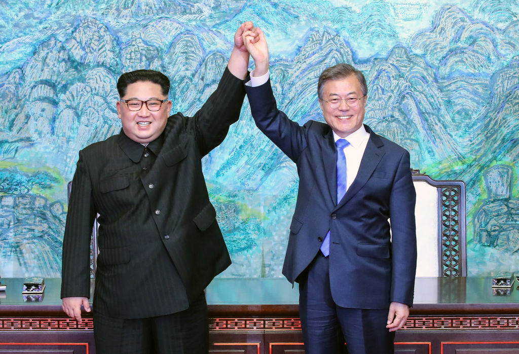 North Korean leader Kim Jong Un (L) and South Korean President Moon Jae-in (R) 