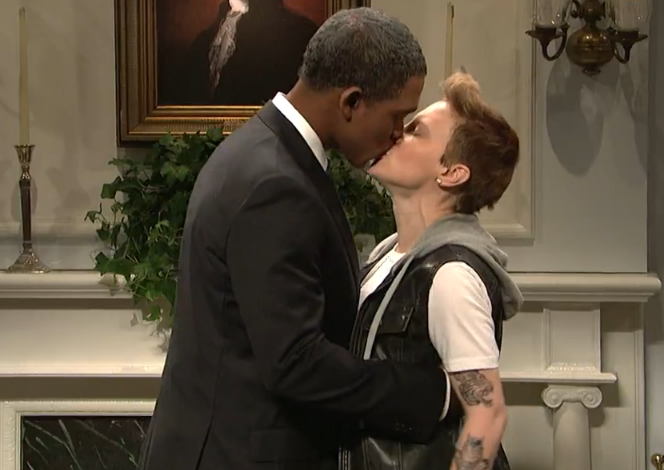 SNL&#039;s &#039;Obama&#039; makes out with Justin Bieber to promote ObamaCare