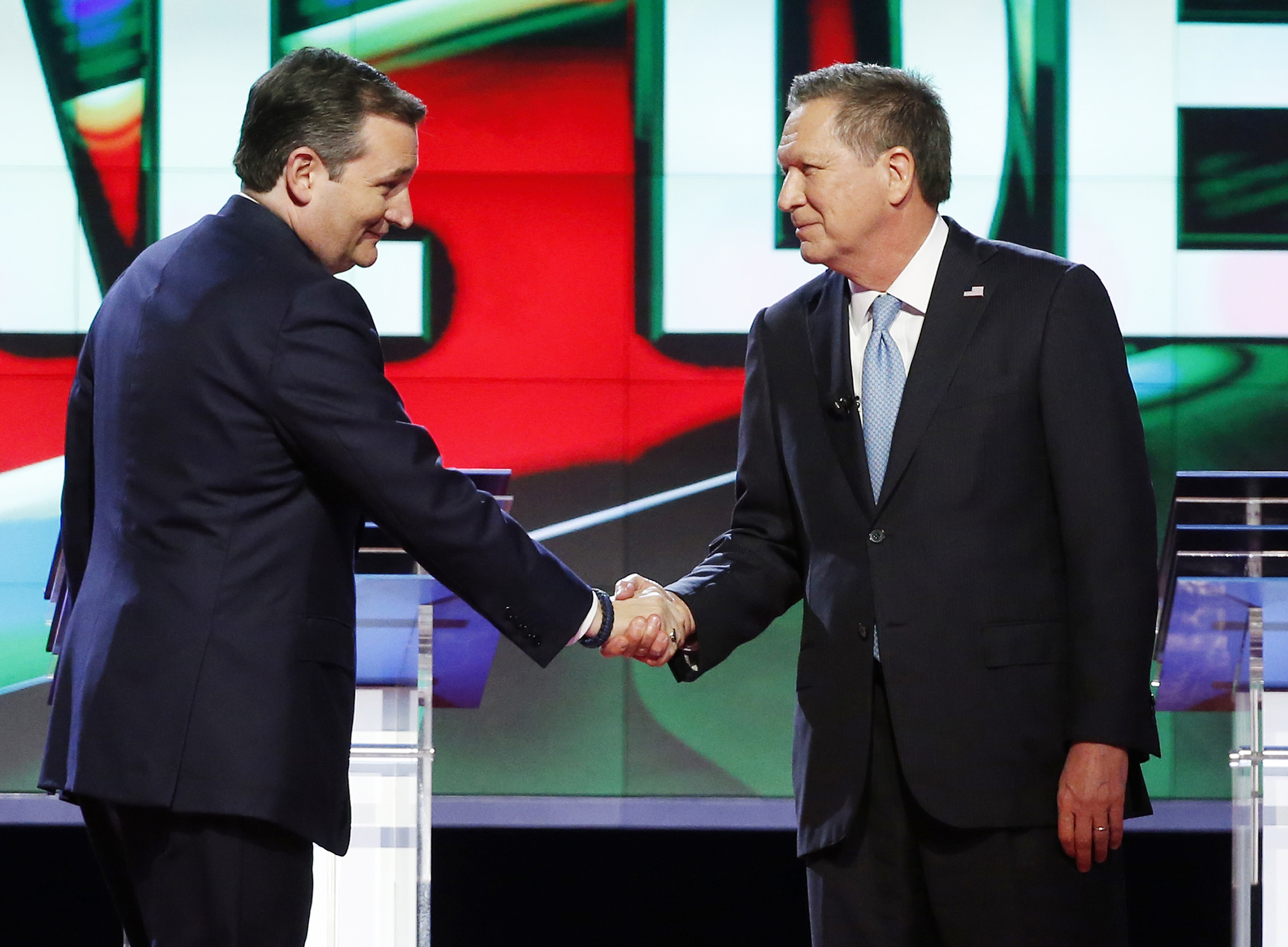 Ted Cruz shakes hands with John Kasich