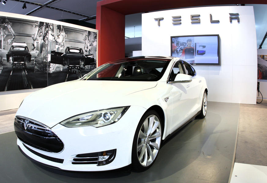 Tesla&#039;s Model S sedan&#039;s autopilot mode has to be seen to be believed