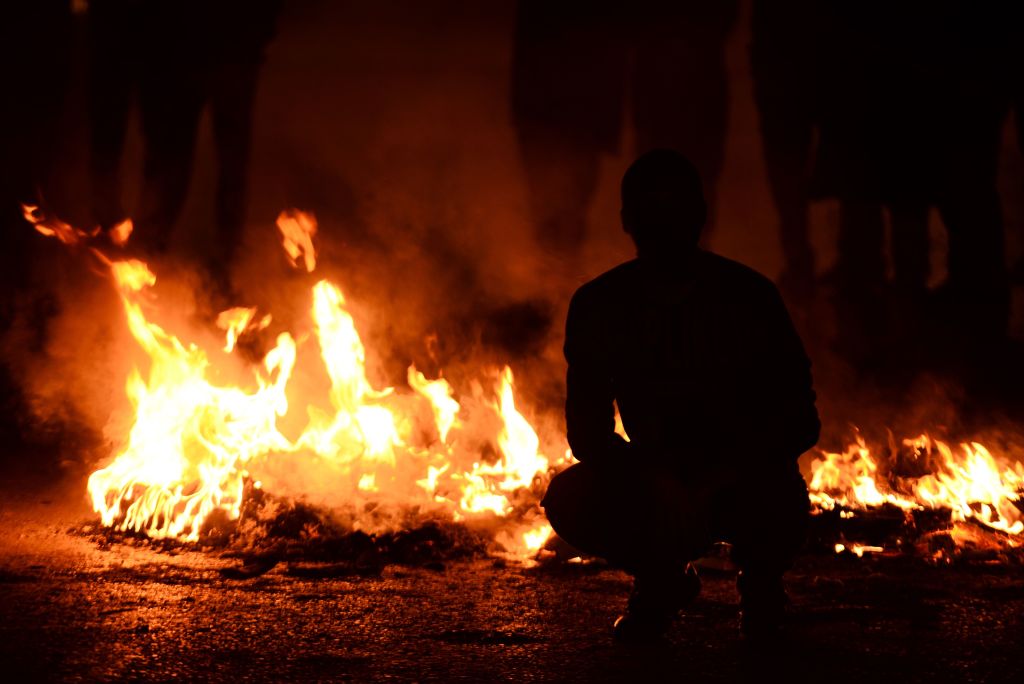 Iraqi protesters burn tires