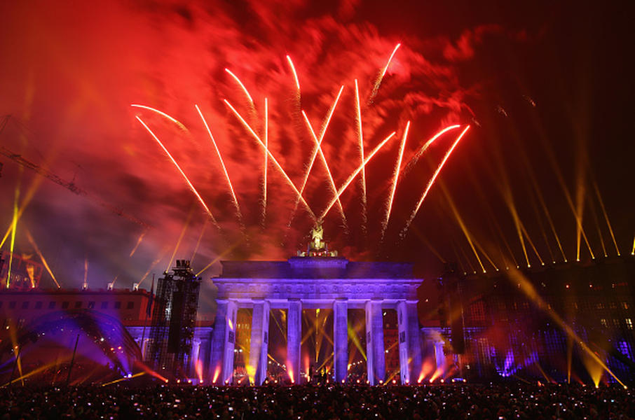 Germany celebrates 25th anniversary of the Berlin Wall&#039;s fall with balloon release, concert