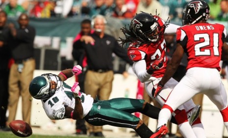 Eagles wide receiver DeSean Jackson is laid out by Falcons cornerback Dunta Robinson in Sunday&#039;s game. Both players suffered concussions. 