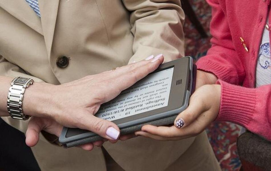 New American ambassador to Switzerland takes oath on an e-reader