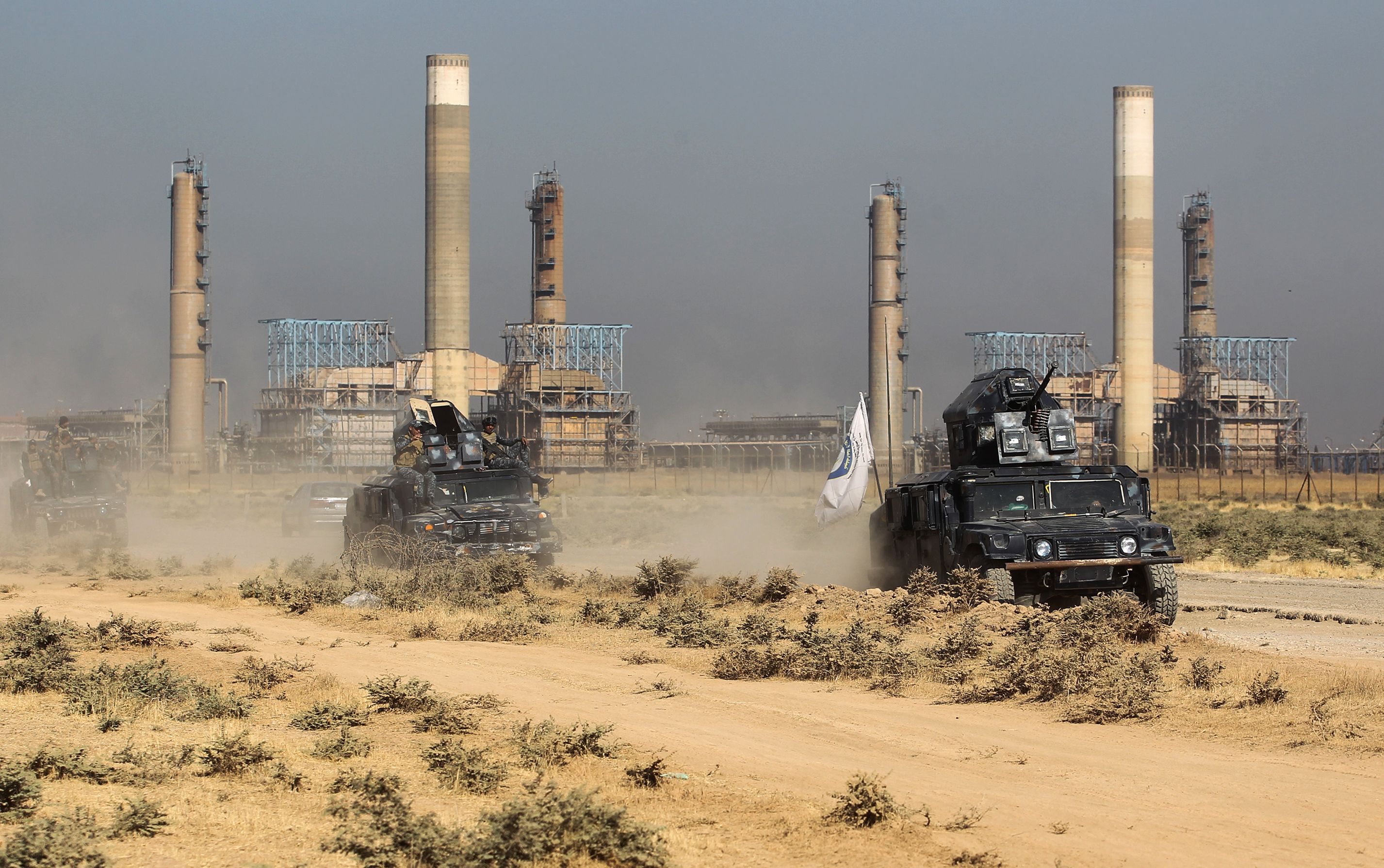 Iraqi forces near an oil production plant 