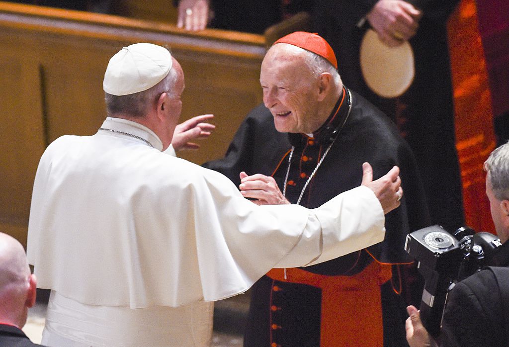Cardinal Archbishop emeritus Theodore McCarrick (C) greets Pope Francis (L) on September 23, 2015 in Washington, DC. 