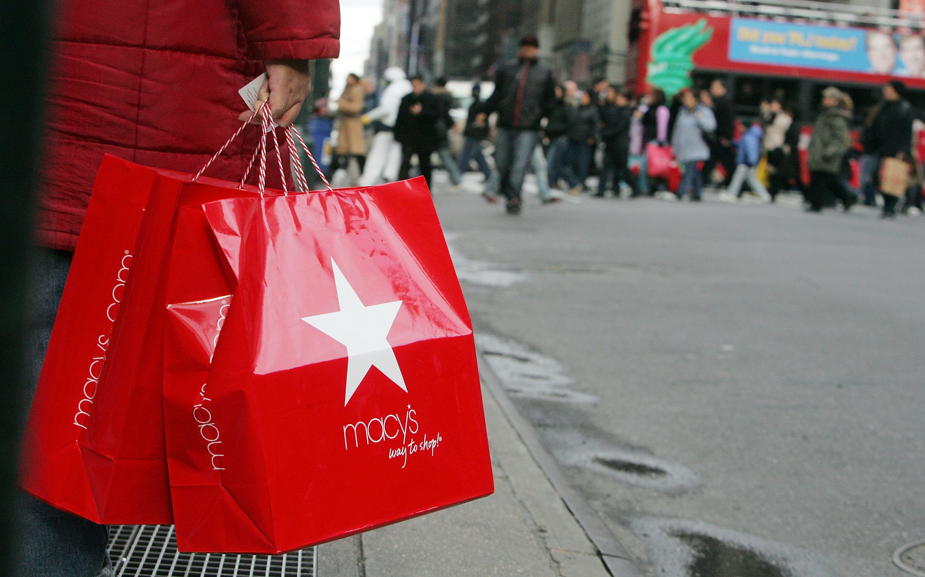 A shopper holds a Macy&#039;s bag in NYC