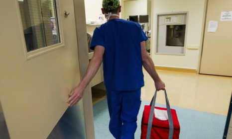 A nurse transports a donated liver to a waiting recipient 