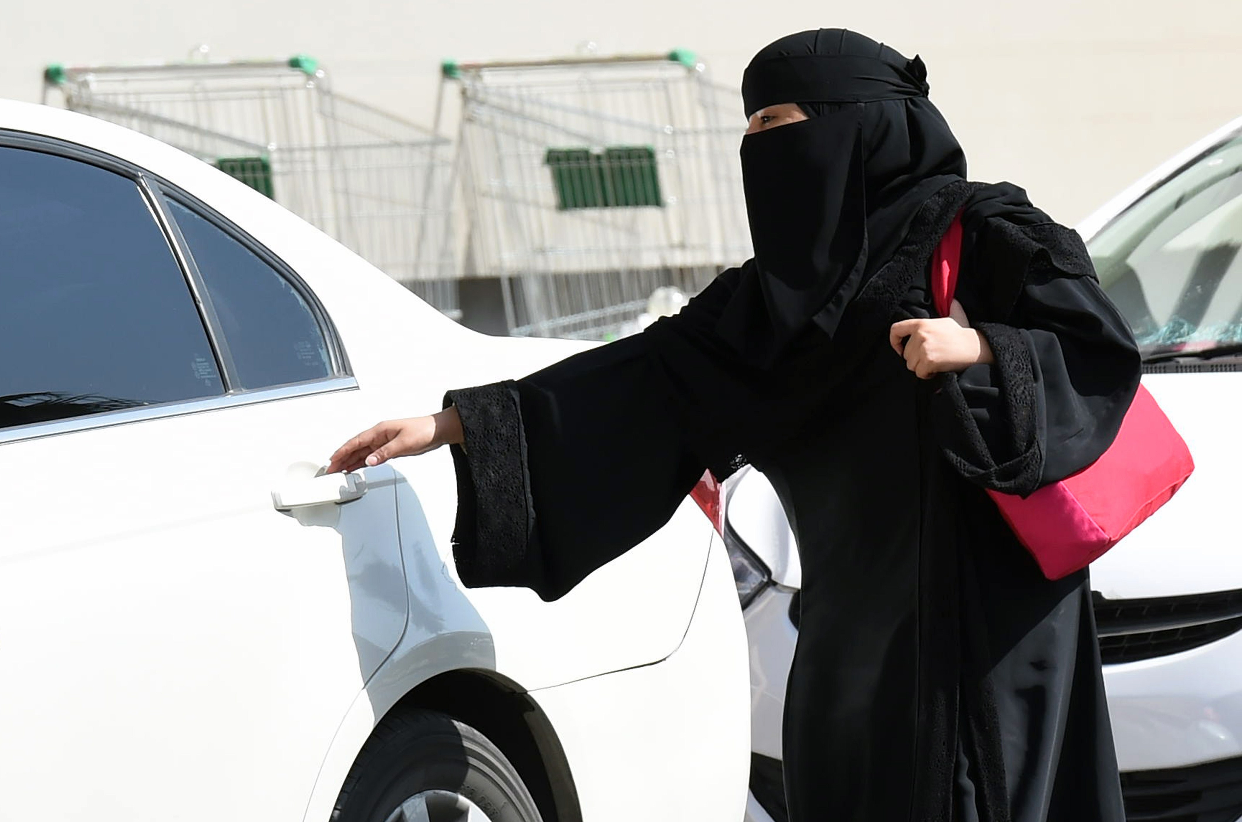 Saudi women who campaigned for the right to drive have been arrested.
