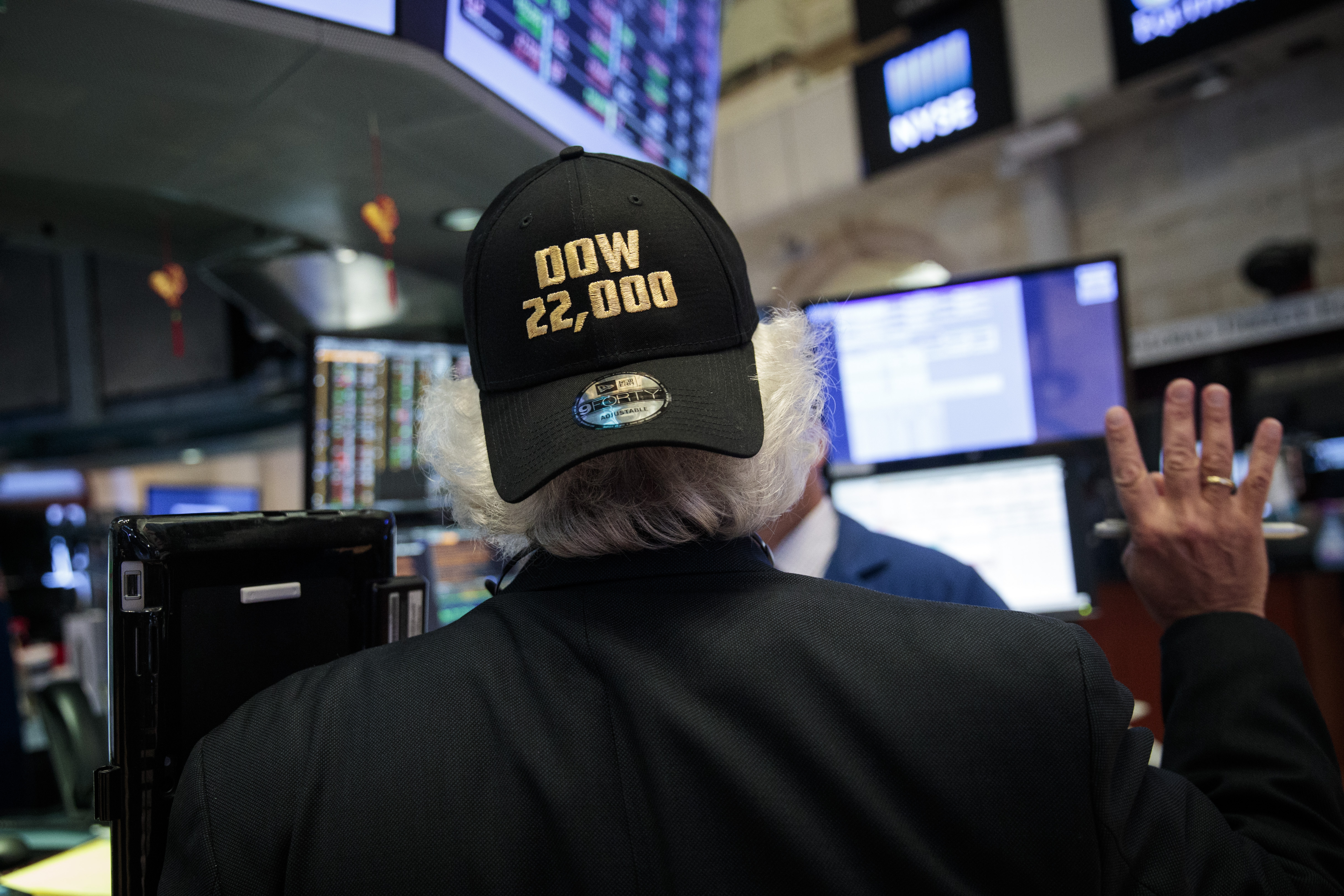 Traders celebrate 22,000 points for the Dow 