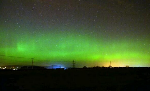 Look how pretty the Northern Lights made the U.K&#039;s sky last night