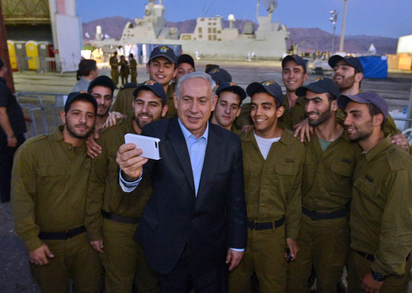 Benjamin Netanyahu: &#039;You&#039;re all slaves&#039; to selfies and smartphones