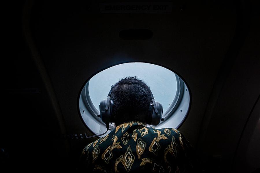 Weather delays search for AirAsia plane&#039;s flight recorder