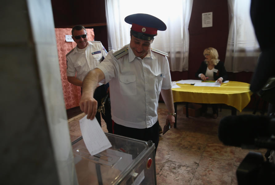 Ukrainians head to the polls in disputed referendum