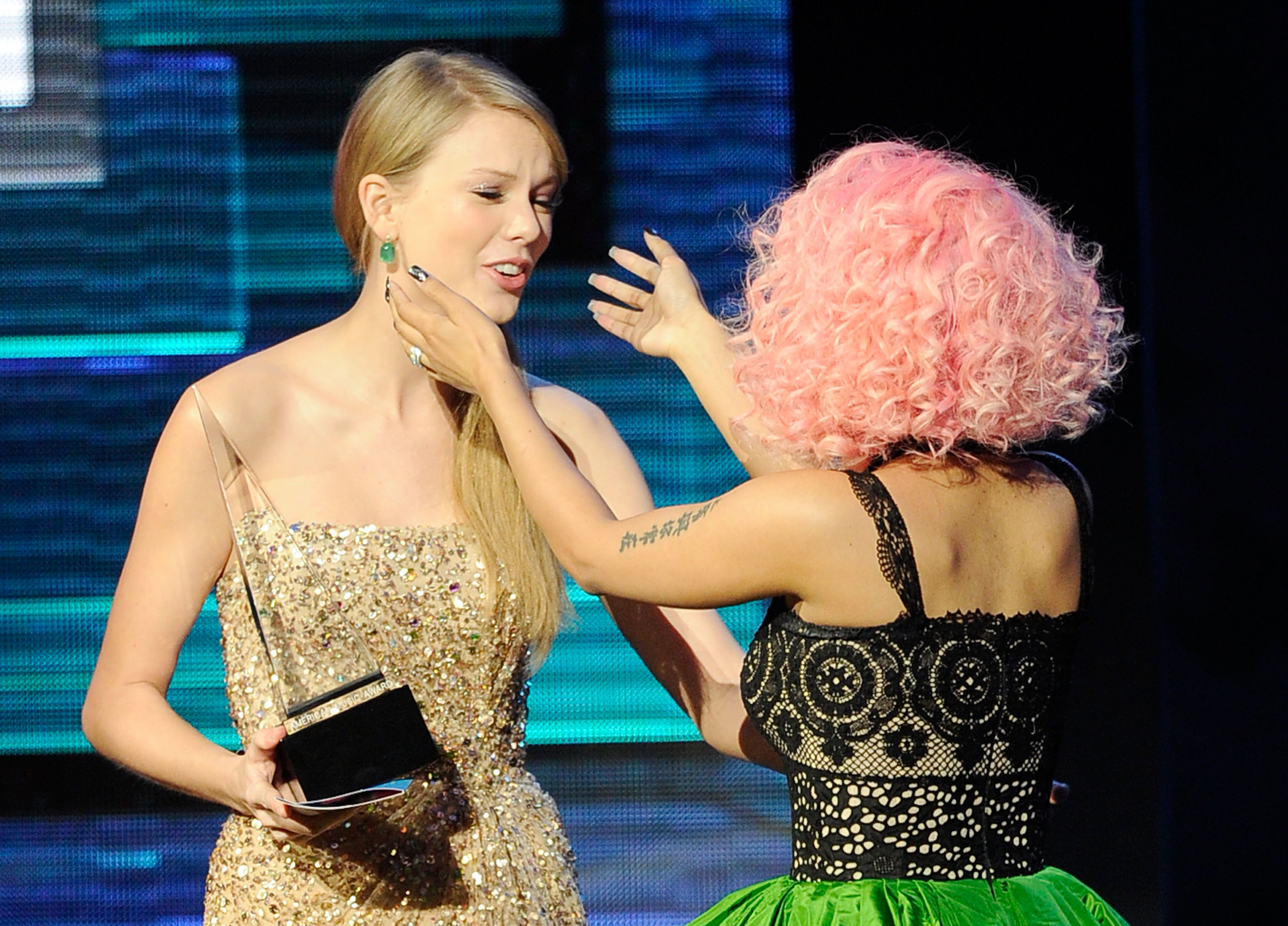 Taylor Swift and Nicki Minaj at the 2011 American Music Awards