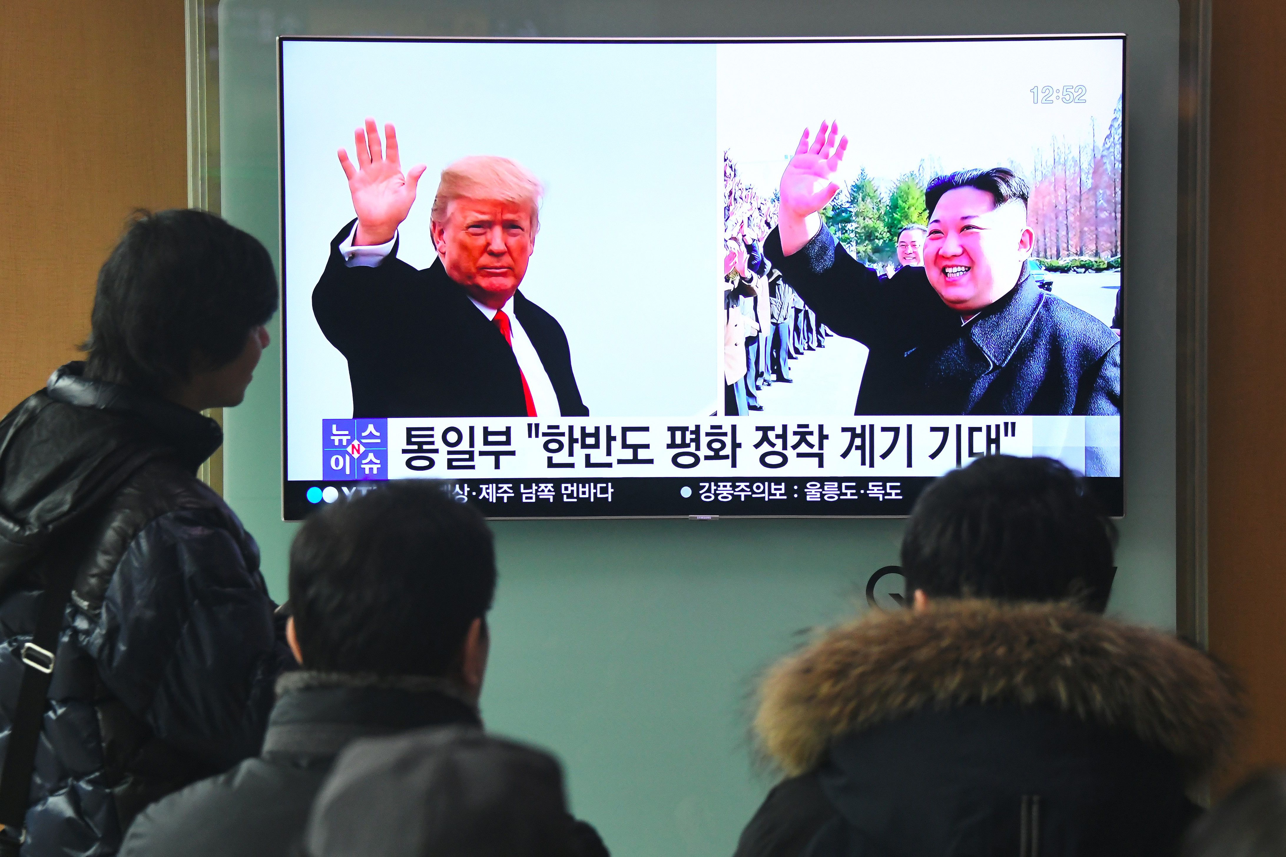 Side by side photos of President Trump and Kim Jong Un on a television