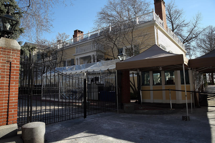 NYC Mayor de Blasio erects &#039;privacy fence&#039; around Gracie Mansion