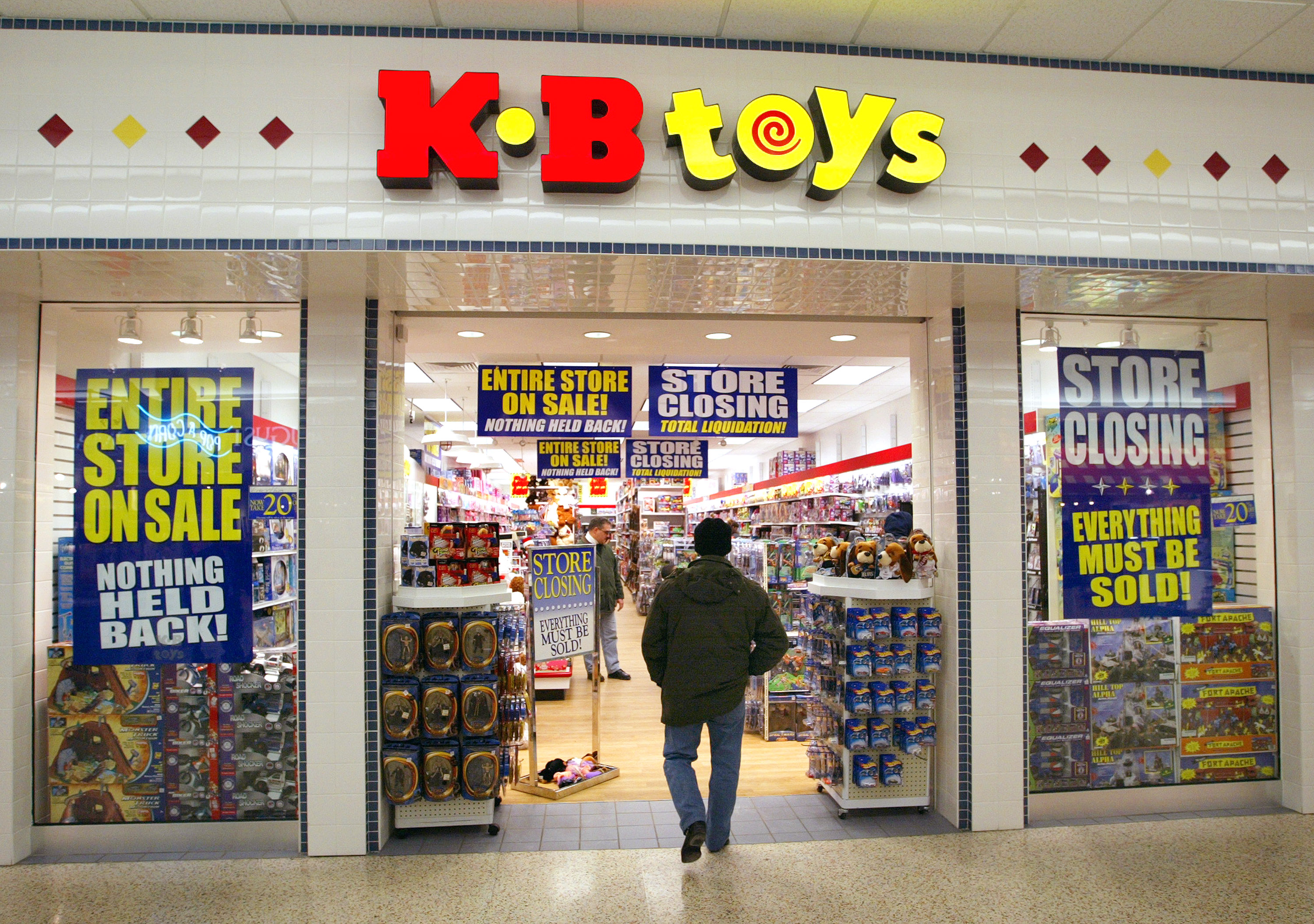 A K.B. Toys store going out of business in 2004.