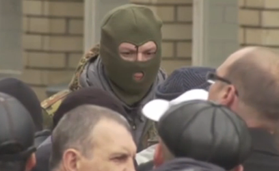 Pro-Russian gunmen kill Ukrainian officer as U.S. warns Moscow to back down