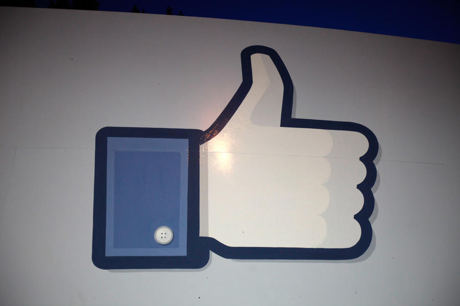 Facebook apologizes for suspending drag queens&#039; profiles