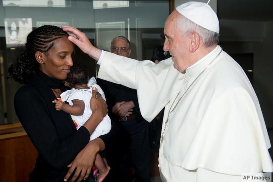 Christian woman accused of apostasy meets with Pope Francis