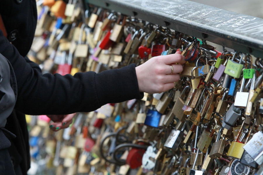 An American in Paris wants tourists to stop placing love locks on bridges