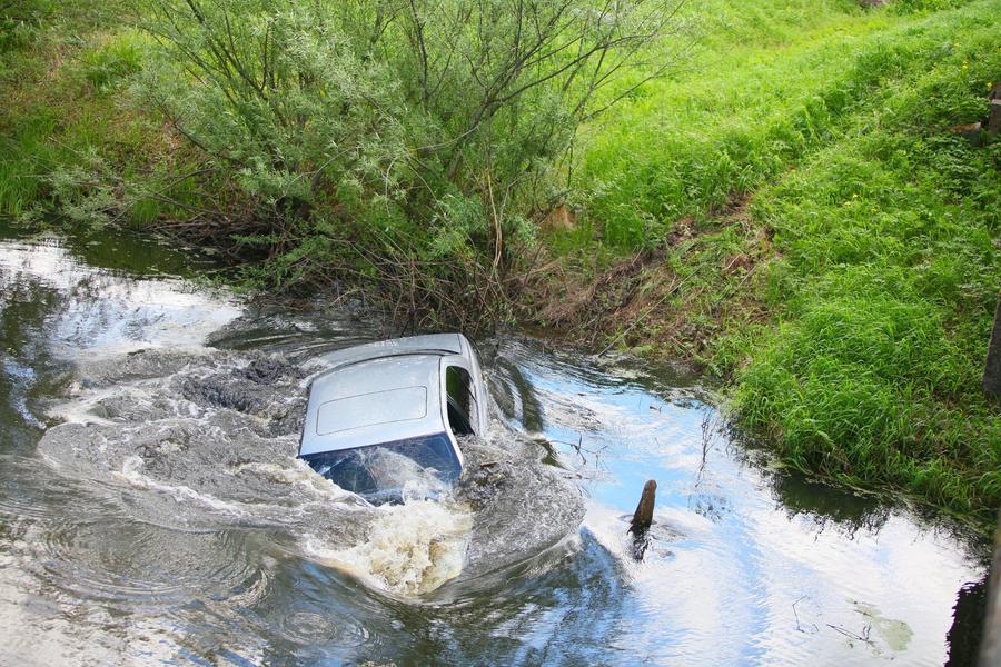 Heroic man saves baby from drowning in sunken car