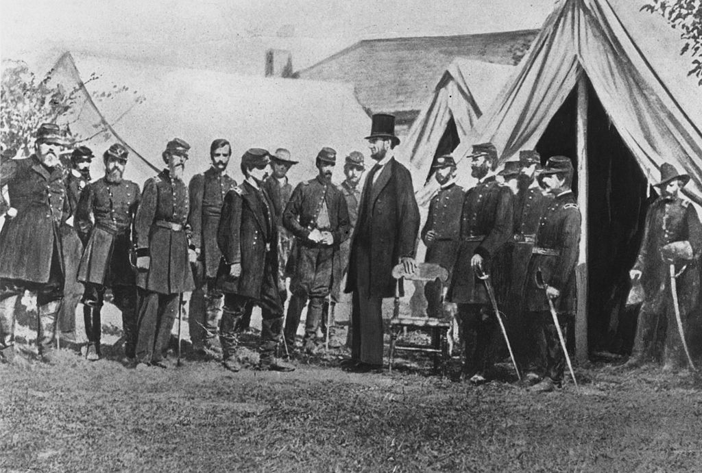 Abraham Lincoln and Union soldiers.