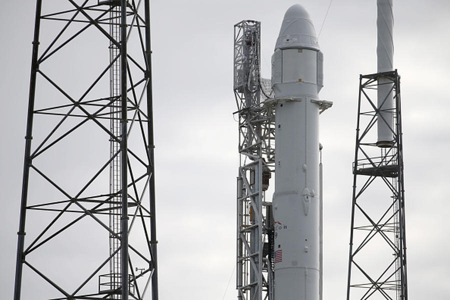 SpaceX delays historic launch