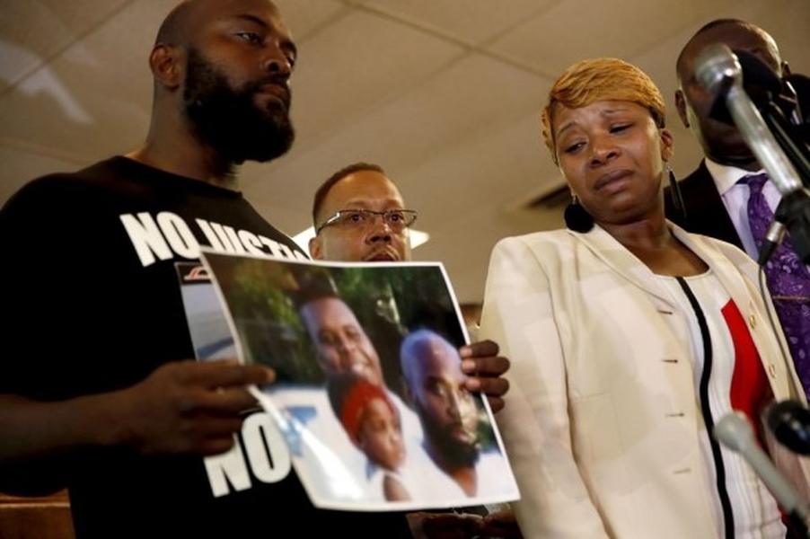 Thousands of dollars raised online for the Brown family and Officer Darren Wilson