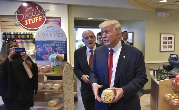 Trump picks up cookies on the campaign trail at the  Eat&#039;n Park restaurant.