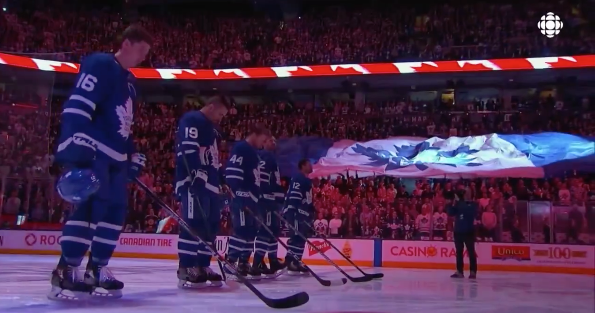 The Toronto Maple Leafs&#039; fans belt the national anthem.