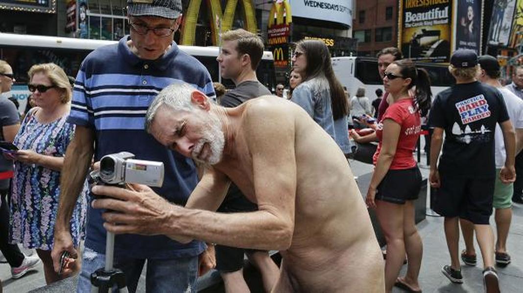 Candidate for San Francisco Board of Supervisors fights nudity ban by being nude in Times Square