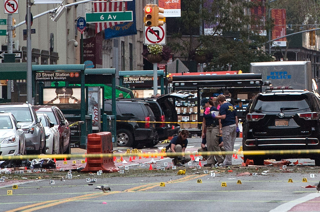 FBI agents investigate the bomb in New York&#039;s Chelsea neighborhood that injured 29 people