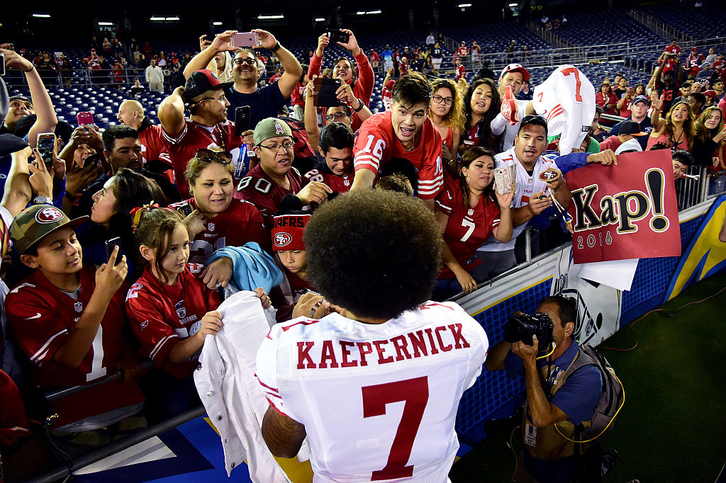 49er&#039;s quarterback Colin Kaepernick greets fans
