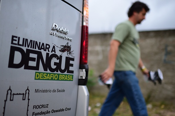 A sign calling for the elimination of dengue fever in Brazil.
