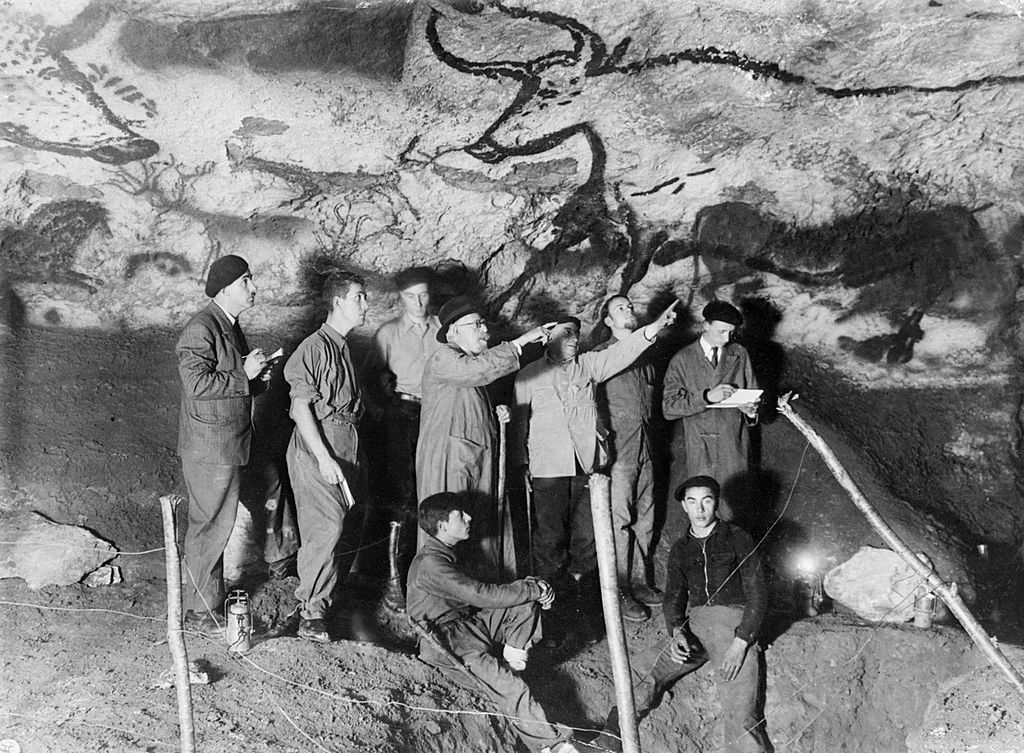 The paleontologist and prehistorian french Henri Breuil (D 3rd) observes with other archaeologists panel in the room aurochs bulls in the cave of Lascaux in 1948 in the town of Montignac in t