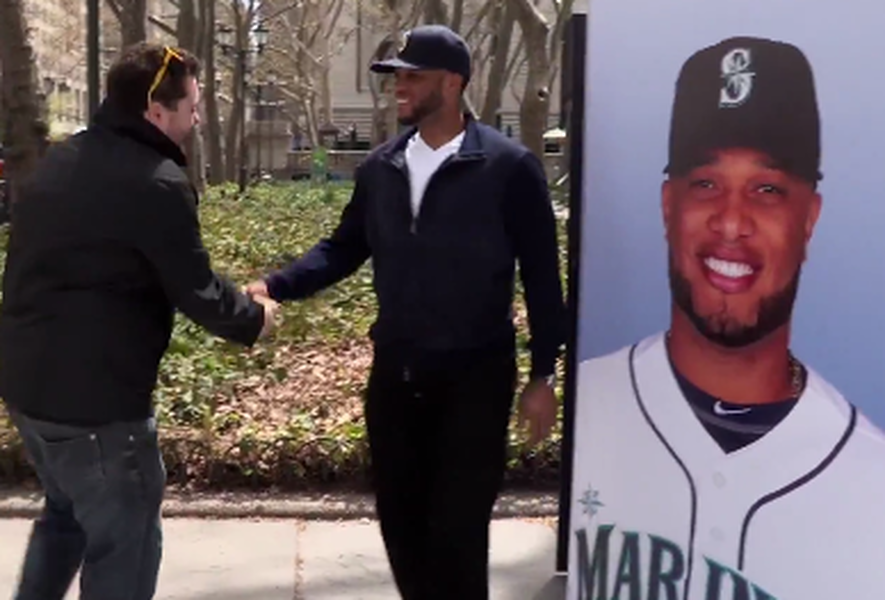 Yankees fans boo Robinson Cano&#039;s headshot. Then the real Cano shows up.