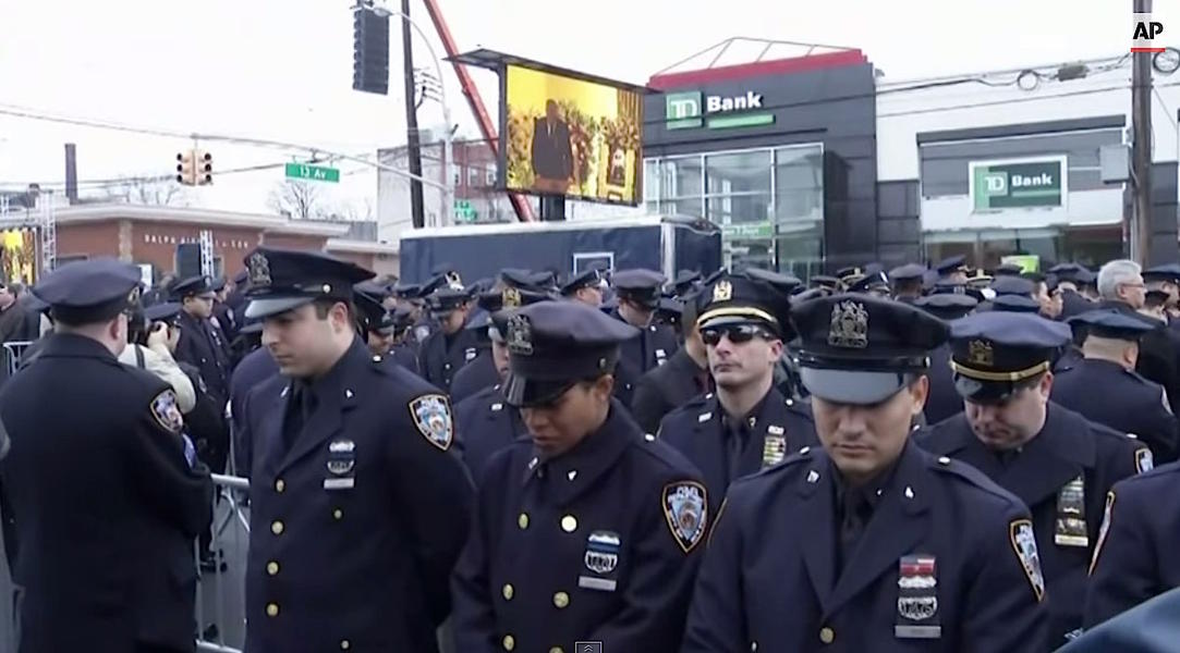 Hundreds of NYPD cops turn their backs on Mayor De Blasio at second officer&#039;s funeral