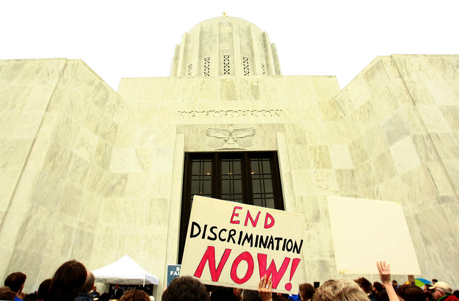Court strikes down Oregon&#039;s gay marriage ban