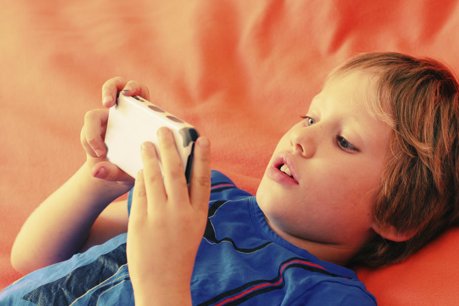 Study: Kids who sleep near smartphones get less sleep