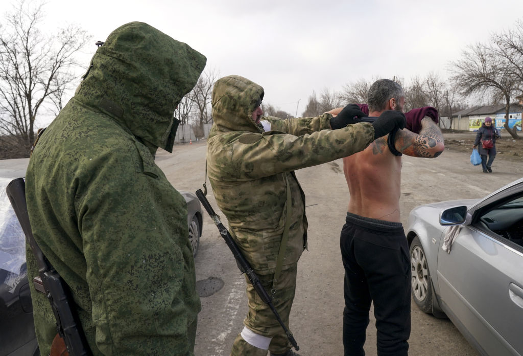 Pro-Russia militants check Mariupol evacuee