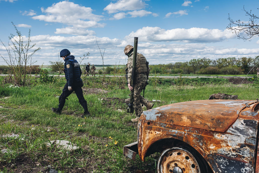 Ukrainian defense forces search Kharkiv area for shell fragments 