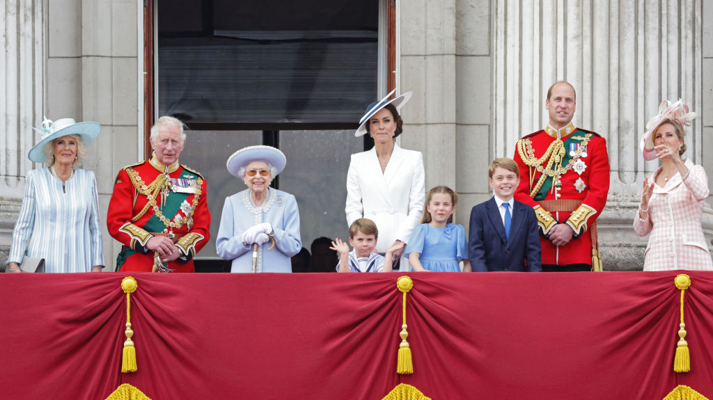 Queen Elizabeth on Buckingham Palace balcony.
