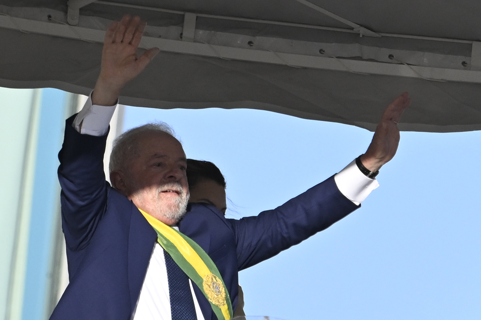Lula raising arms