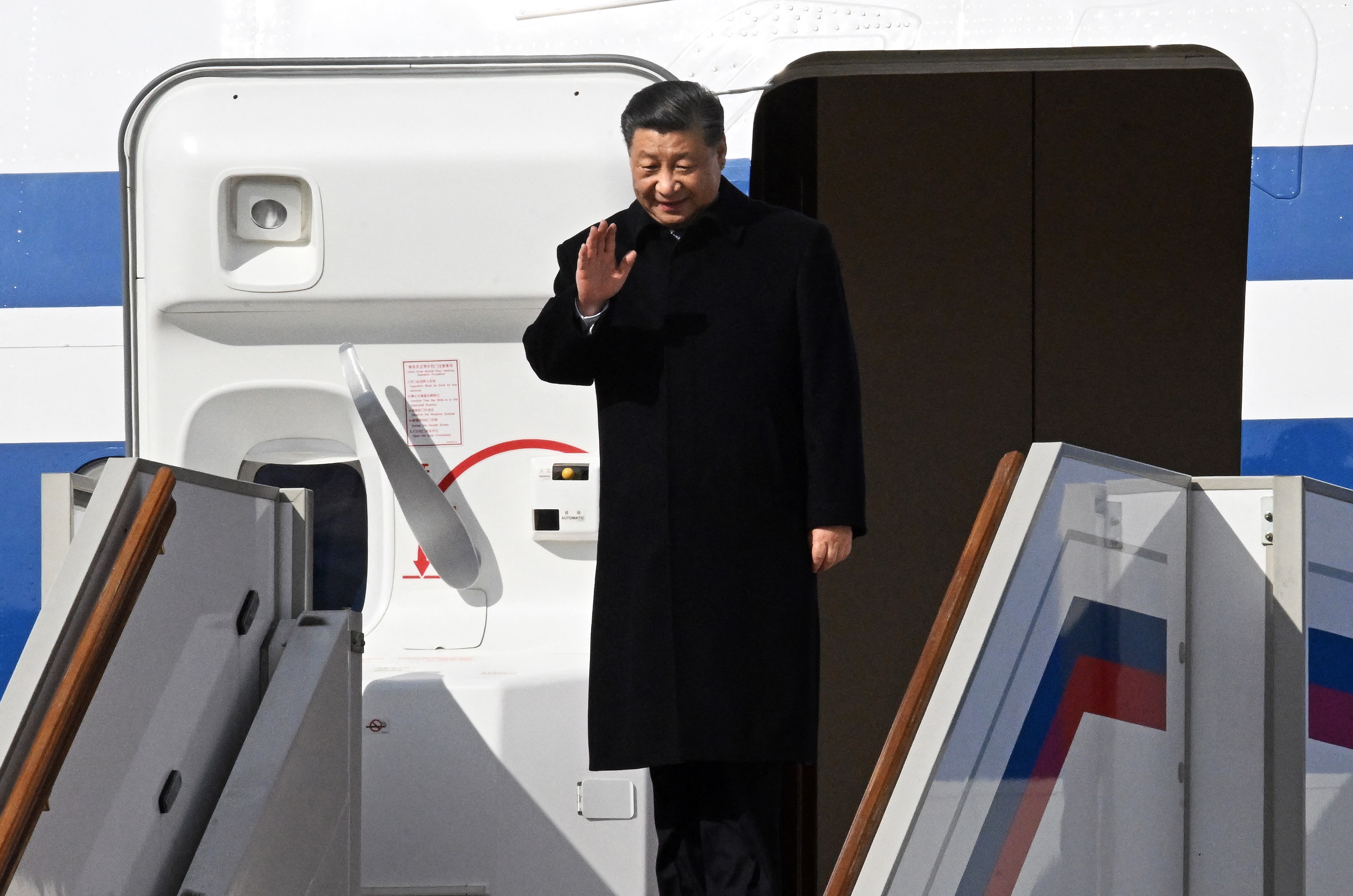 Xi Jinping waves from a plane in Moscow