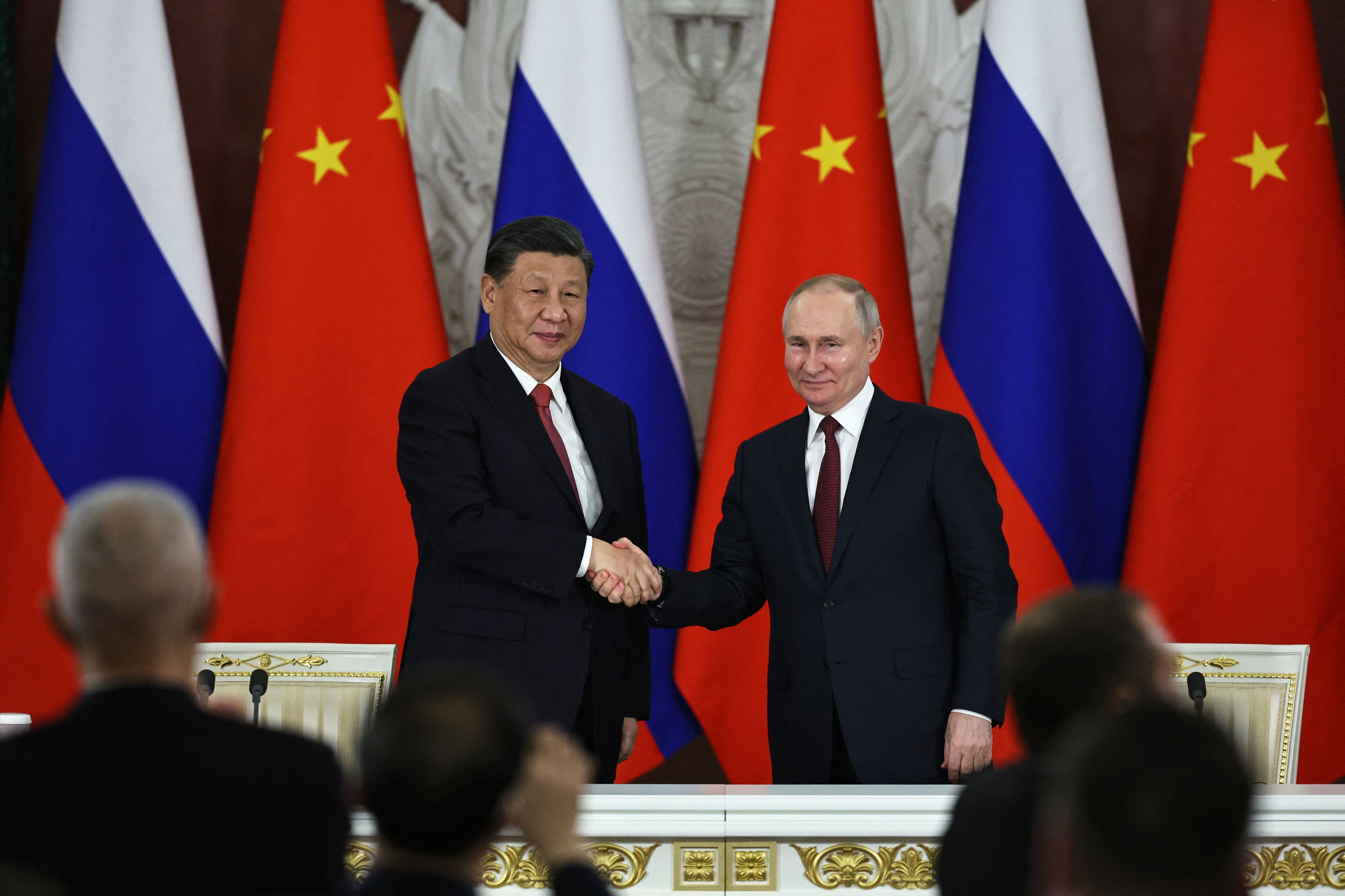 Xi Jinping and President Putin shake hands